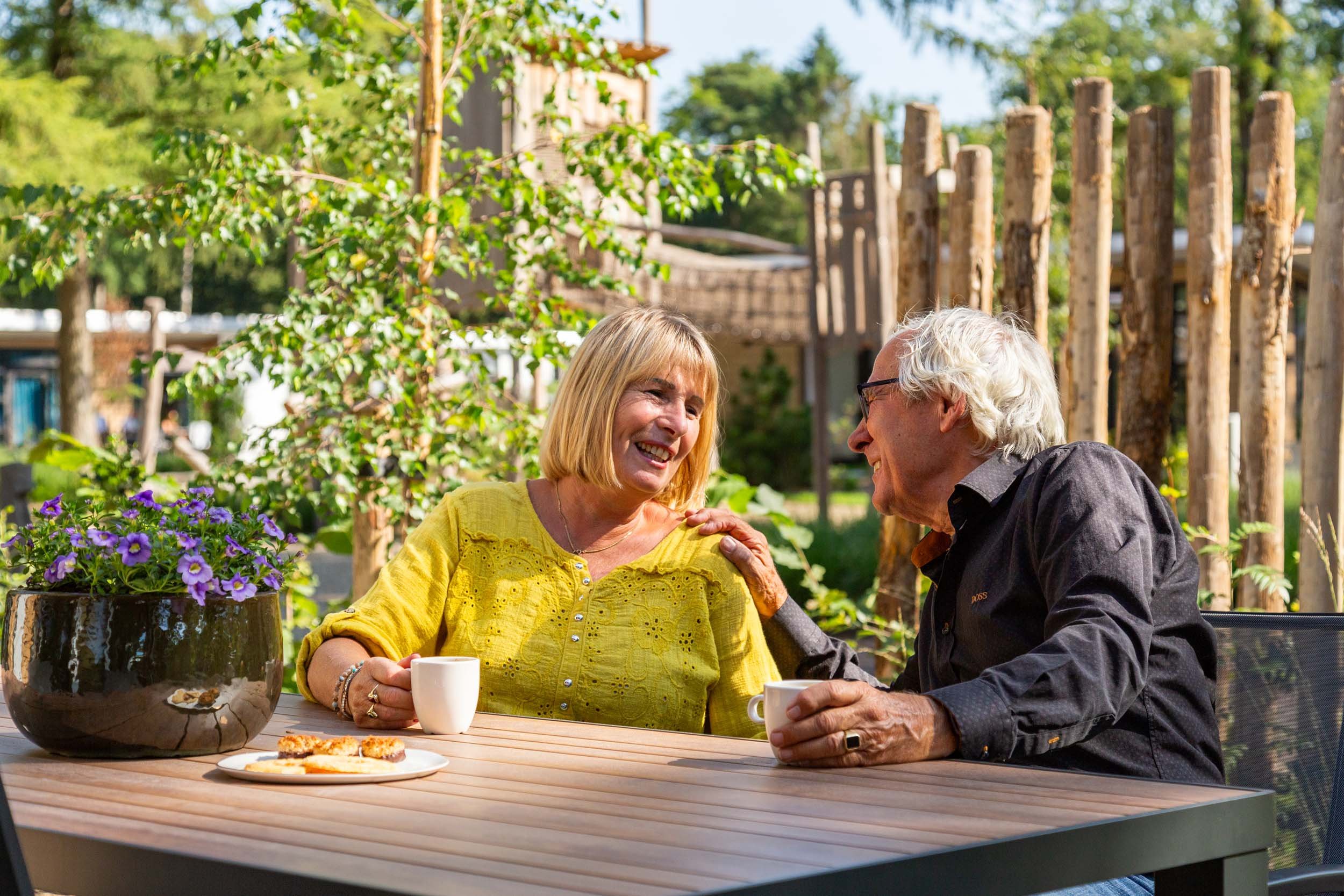 Bospark Ede - Vakantiegasten op terras bij vakantiewoning - Koffie drinken - 10