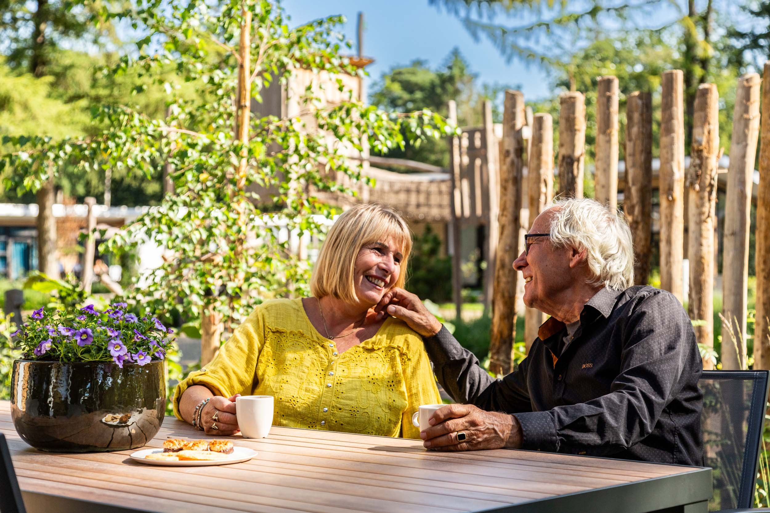 Bospark Ede - Vakantiegasten op terras bij vakantiewoning - Koffie drinken - 9